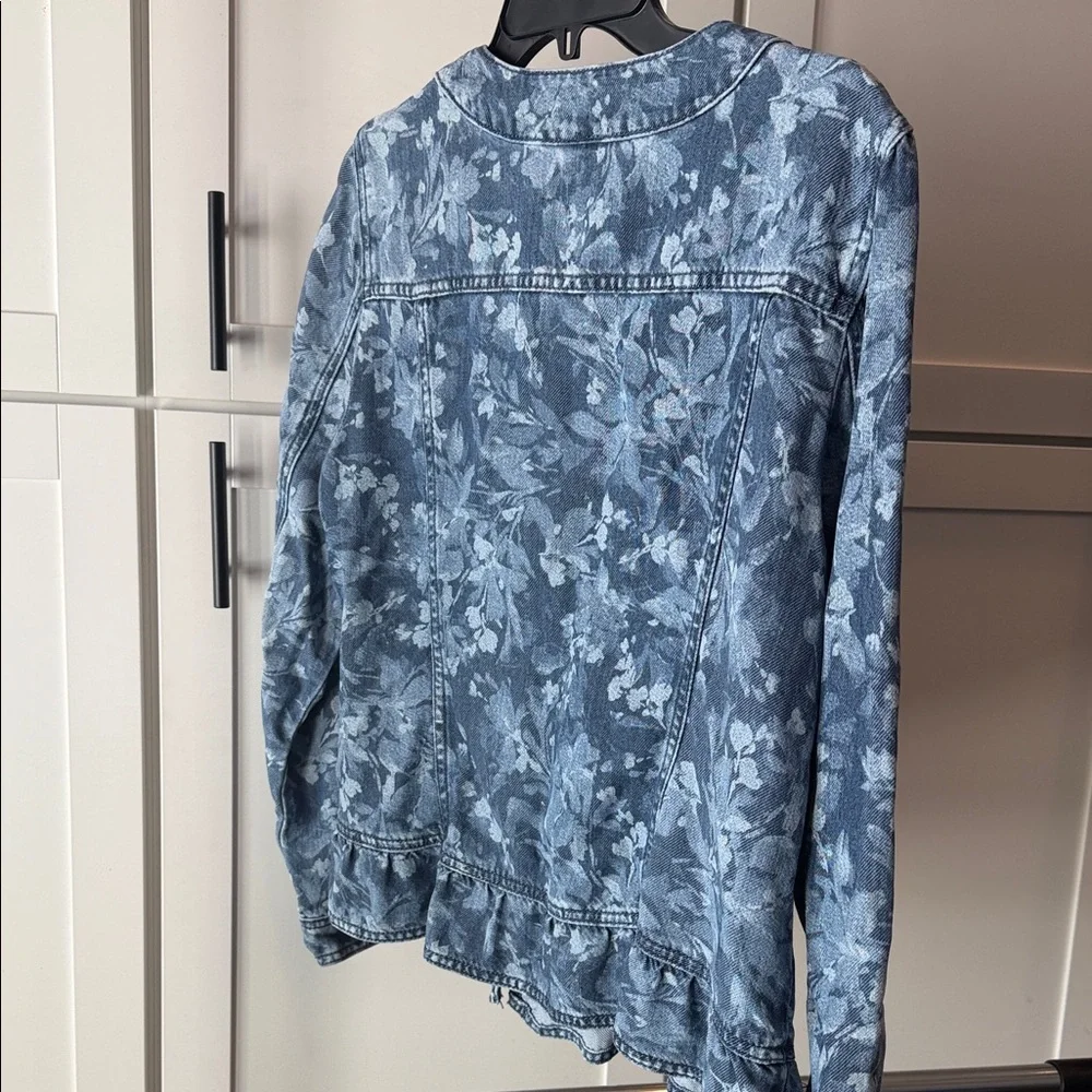 Super soft! Chico's Dark Blue Patterned Jean Jacket - Picture 7 of 8